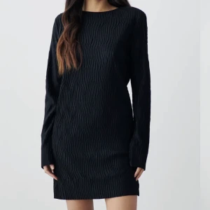 Svart plisséklänning - Svart klänning från Gina Tricot. Använd 1 gång! Strl S men passar M också beroende på passform☺️