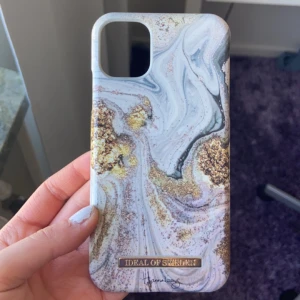 iPhone 11 skal - Säljer mitt ideal of sweden skal för iPhone 11 då de inte kommer till användning längre☺️ Inga repor eller andra skador på😌Nypris 299kr