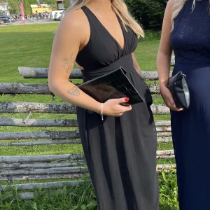 Svart balklänning - Svart balklänning från Nelly. Så fin med kors i ryggen och djup urringning. Storlek 36 och fint skick