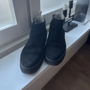 Dammiga GANT kängor - Gamla Gant skor fodrade, ej smutsiga utan dammiga.  Dom är fodrade men saknar sula.  Varma och sköna och är en av dom lägre modellerna. 