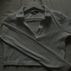 Zara topp - Säljer denna superfina toppen från zara för att den inte kommrr till användning, använt den 1 gång.