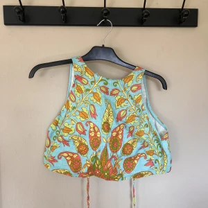 70-tals topp - Färgsprakande supersnygg topp från Zara. Nytt skick 