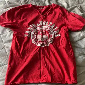 Röd Zadig t shirt strl s väldigt bra skick säljer billigt då jag vill bli av med den 