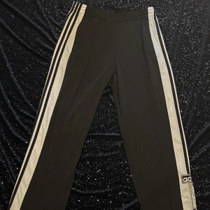 svarta adidasbyxor  - snygga svarta adidasbyxor, wide legged och väldigt bekväma med knappar på sidan, knappt använda 