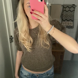 Kortärmad stickad tröja  - Säljer denna kortärmade stickade tröjan eftersom den inte kommer till användning💕