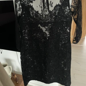 Ida Sjöstedt klänning  - Super fin svart spets Ida Sjöstedt klänning med en öppen rygg. Perfekt till mösspptagningen eller liknande. Som nytt skick nypris 3699kr