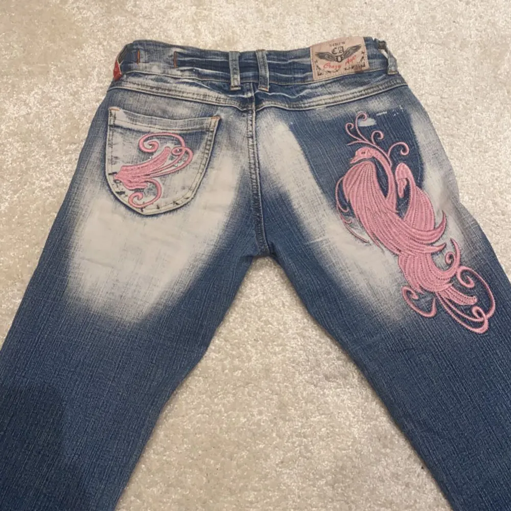 Vintage lågmidjade jeans med coola tryck fram och bak. Dragkedjan är sönder men nog inte omöjligt att fixa. Midjemåttet är ca 36 men de är väldigt stretchiga! Kom privat vid frågor 💘💘. Jeans & Byxor.