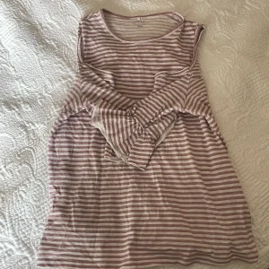 Randig t-shirt - Jag säljer denna tröjan då den inte används. Inga större skador men lite småhål som inte märks alls. Tröjan är i strl 158-164 men passar s, xs och xxs. Hör av er vid intresse!