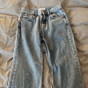 Mango Jeans - Säljer mina mango jeans då dem inte kommer till användning. Byxorna är använda ett fåtal gånger och har inga slitage osv.💞