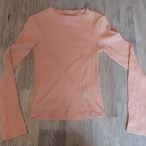 Rosa topp - Ribbad rosa topp. Aldrig använd! Kontakta privat för fler bilder och detaljer❤️