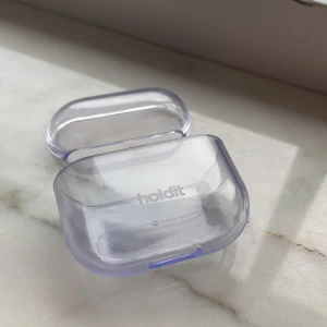Airpods 3 skal - Säljer detta oanvända genomskinliga skal till airpods 3 från holdit🤍 Nypris 200kr. Säljer pga att jag råkade köpa fel modell på skalet till mina airpods❣️