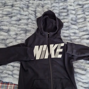 Nike Kofta - Nike kofta till salu. Inköpt för ca 2 år sedan. Är i nyskick. Använd ca 5 gånger. Strlk: 158-170 cm.
