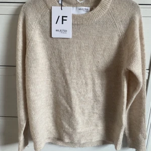 Stickad tröja - Helt ny stickad tröja med lappen kvar från selected femme, jättefin färg och mysig tröja😍 perfekt till vår☀️Storlek xs men lite större så passar s. Nypris 499kr