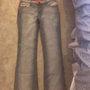 Gråa jeans - Jätte snygga lågmidjade grå jeans. Säljer då de är lite små, i storlek L men skulle säga att de är mer åt M hållet. De är lite långa på mig som är 166 cm lång. Frakt tillkommer. Liknar jeansen på bild två