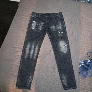 Nya Alessandro Zavetti Jeans 32 - Knappt använda Zavetti Jeans köpta från Zalando nyligen. Den säljs då jag växte ur dom.   Jeans köptes för: 849kr