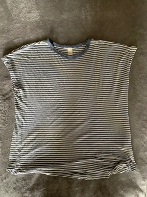 Randig T-shirt Basic  - Randig t shirt av superskönt material.