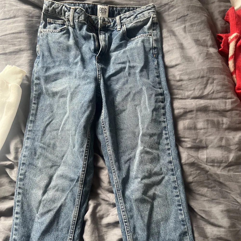 Säljer dessa mom jeans från Urban outfitters, använd en gång. . Jeans & Byxor.