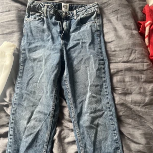 Jeans - Säljer dessa mom jeans från Urban outfitters, använd en gång. 