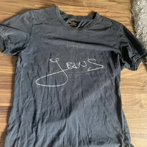 T-shirt  - Säljer en vivienne Westwood t-shirt, osäker på äktheten men den har loggan som är på andra bilden ☀️🌸 Köpare står för frakt! 