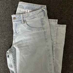 Lågmidjade bootcut jeans - Jag säljer mina jättefina ljusblåa jeans från hm! De är lågmidjade och bootcut. Jag har knappt använt jeansen så de är i fint skick. Jeansen är små i storleken, skulle säga att de är mer som en 36😊
