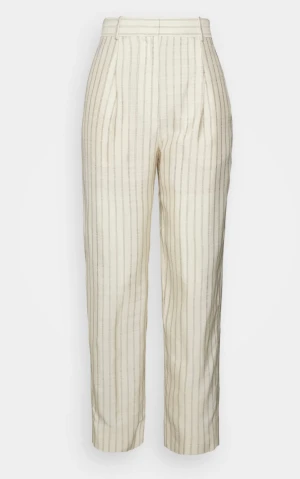 Sandro Paris kritstrecksrandiga kostymbyxor - Kritstrecksrandiga byxor från Sandro Paris i storlek 36. Tyvärr blivit för små för mig. Skulle säga att de är mot de mindre hållet än större. Fantastisk kvalité och har dubbeltyg för att inget ska synas igenom upptill.