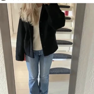 Jacka  - Säljer min svarta jacka från monki, använd en del men är i bra skick. Perfekt nu till våren. Hör av er vid (lånad bild)  intresse kramis 😊