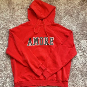 Höödie - Röd Gina Tricot hoodie storlek xl