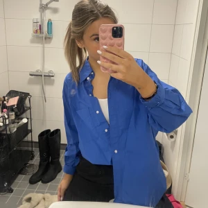 Blå skjorta från hm - Superfin blå skjorta från HM, superfint skick förutom att den behöver strykas då. Storlek 36🤠 köpare står för frakt ❣️