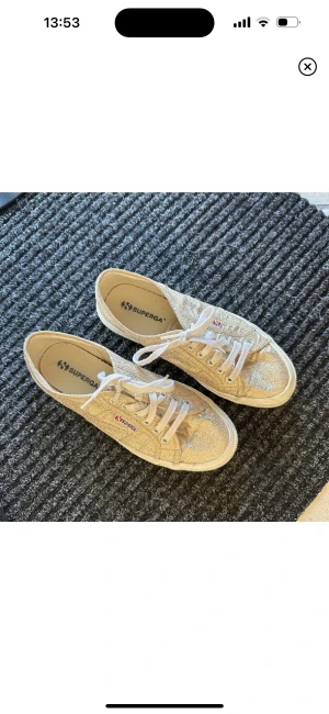 Superga sneakers guld - Säljer dessa superga sneakers i guld❤️❤️ sjukt snugga och bara använda en gång