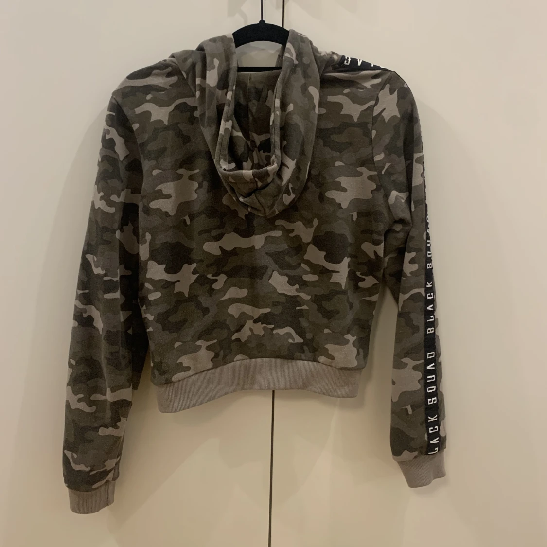 Hoodie, kamouflagemönstrad. S - 90