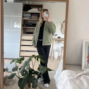 Bomberjacka - Säljer denna gröna våriga bomberjackan! Priset kan diskuteras och det är bara att skriva om du vill ha fler bilder💓💓💓 