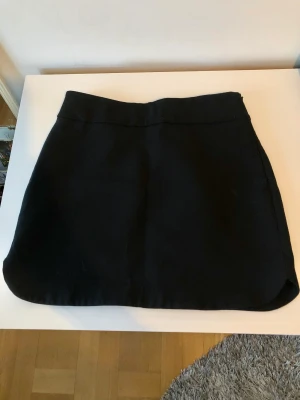 Svart minikjol - 70 cm midjemått och 37 cm längd. Säljer då den är för liten💗 Original pris är 259 kr. Pris går att diskutera. Liten defekt visad på sista bilden, annars i väldigt bra skick och har inte använts mycket.