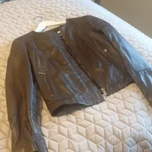Leather jacka i bra skick köpt några år sedan men använd fåtal gånger. Nypris 1200 kr.