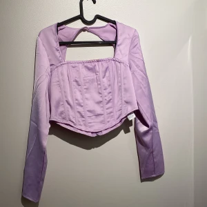 Lila topp med öppen rygg - Endast provad, därav lite smink på, går bort i tvätten men vill inte tvätta den för att behålla prislappen :)