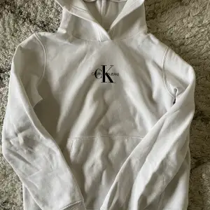 Säljer denna vita Calvin Klein hoodie då den aldrig kommer till användning längre. Har bara navönt ett få tal gånger. Kontakta gärna vid frågor💕