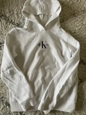 Säljer denna vita Calvin Klein hoodie då den aldrig kommer till användning längre. Har bara navönt ett få tal gånger. Kontakta gärna vid frågor💕
