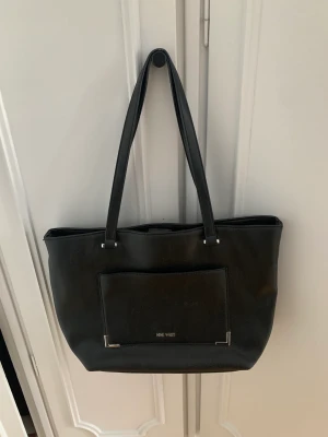 Handväska  - Väska från Nine west, köpt i USA för något år sedan. Sparsamt använd. Väldigt bra fack med ett bra mittfack där man kan ha dator/iPad till skolan😍❤️