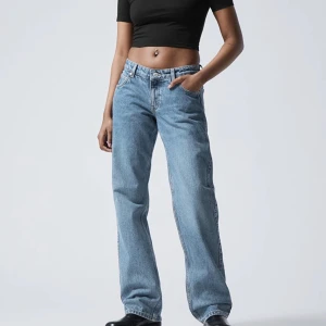 Weekday jeans  - Säljer mina weekday arrow low jeans för de har blivit för små. Storlek 26/30💞💞 köpte för 600 kr