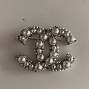 Pärl brosch cc - Silvrig pärlbrosxh
