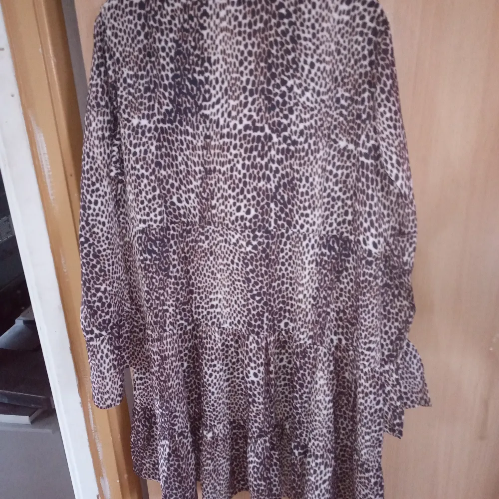 Helt ny och oanvänd klänning Leopard Polka DelDress stl M /L. Ligger i sin original förpackning .hämtas i Skene alt skickas .. Klänningar.