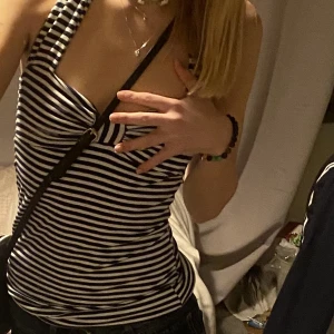 Randigt linne - Gullig somrigt linne, men öppen rygg. som också fungerar som klänning!  Storlek S Hör av dig vid frågor ❤️