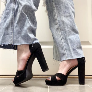 Klackskor - Bara använt dem 1 gång i somras. Den är bekväma och lätta att gå i💛klack - 10cm. Platåhöjd - 2cm