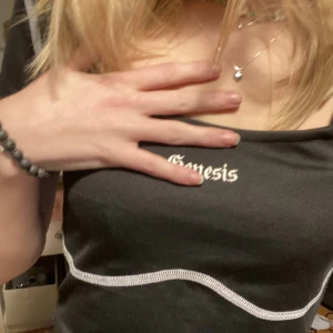 Topp - Gullig topp med ett litet tryck! Typ en magtröja. 