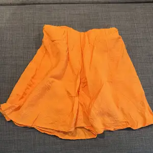 Kjol med inbyggda shorts från Gina tricot, väldigt fin orange färg som passar perfekt till sommaren. Aldrig använda i storlek XS.