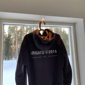 9/10 Cond, säljer nu min Arigato hoodie då den inte längre används. Jättefin hoodie och inga flaws. Nypris 1600kr