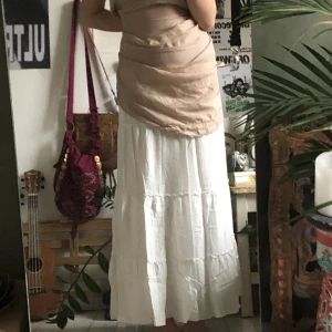 Brandy Melville Kjol - !!tryck inte på köp nu!! super fin vit maxikjol från brandy melville. one size men passar ca xs-liten m då den har resår i midjan, kan ha den låg- eller högmidjad. använd men i perfekt skick. har under kjol så inte genomskinlig. helt slutsåld online.