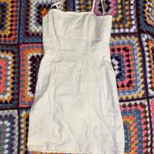 Ljusgul miniklänning från H&M - Ljusgul miniklänning i jeansmaterial i storlek 34! Jättesöt och formsittande med blixtlås i ryggen. Bra skick, kommer från rökfritt hem med katt:) skriv för frågor/fler bilder, pris kan diskuteras