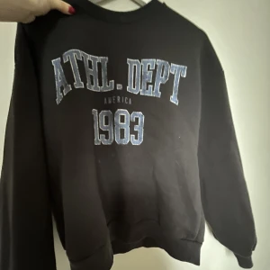 Sweatshirt  - Jätte snygg vintage sweatshirt, bra skick! Kom privat för funderingar🫶🏻🫶🏻