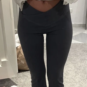 Tights  - BOOTCUT leggings ifrån hollister, knappt anvldna, så sköna och fina i en grå färg. Nypris va runt 600kr. 