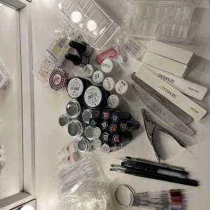 Gelenaglar  - Ett helt nagelkit med allt man kan tänkas behöva. Det innehåller ytligt en väska, elfil, utsug, lampa, geler, vätskor, verktyg, lösnaglar och design saker.  Sakerna är ungefär 1 år gammalt och nypris är upp mot 7000kr. Pris kan diskuteras❤️